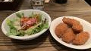 店頭に並ぶ生牡蠣に誘われて入店