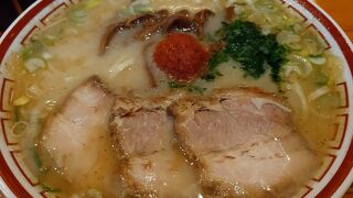 コッテリ派向けのラーメン店。別売りもされている香唐という辛味調味料はお勧め