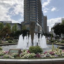 噴水に囲まれた守護神像