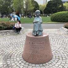 海を見つめている少女像