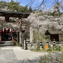 神社入り口です