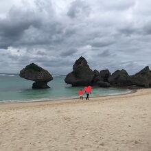 ビーチと侵食された岩