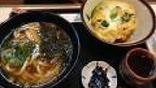 小さいけど人気店です