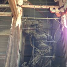 門を守る金剛力士像