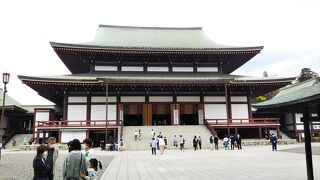 力士や芸能人が節分の豆まきをするところ☆