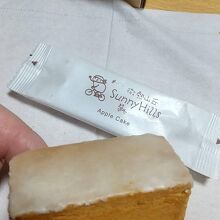 アップルケーキは砂糖でコーティングされています。