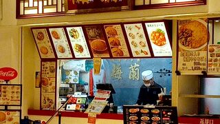 横浜中華街にて大人気の「梅蘭焼きそば」