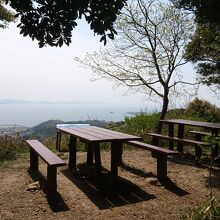砥神山から額同山に行く途中の展望台