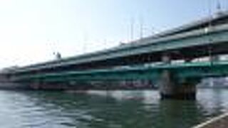 首都高速と一体化しています