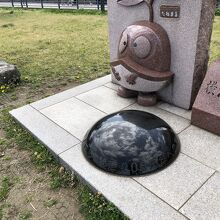 「たまねる」の手前に埋められた黒いタイムカプセル