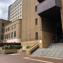 横浜浜地方検察庁の正面にある