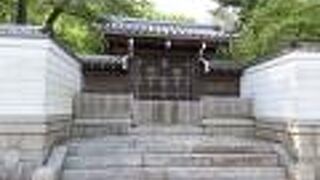 赤間神宮の西側に