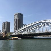 大川に架るアーチ橋