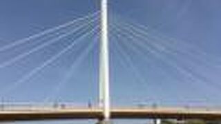 吊り橋風の特徴ある橋