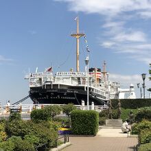 氷川丸をバックにした像