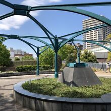 フランス山の入口にある