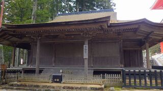 お堂の四隅はすべて形が違っているのだそう