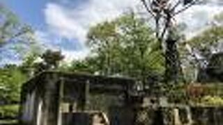 廃墟のような形で残っている