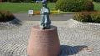 横浜駅の像と違って、山下公園の「赤い靴はいてた女の子像」は大きくすぐにわかります。