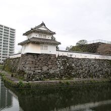 人質櫓（左）と天主台（右）