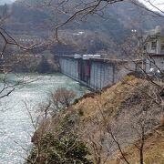 ダム湖周辺は公園として整備 （君ケ野ダム） 