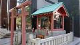 明治座の脇に鎮座しています