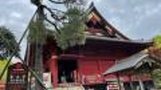 舞台のような造りお堂