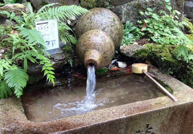 境内に名水菊水泉がある