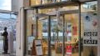 カフェあり。待合室がわりにも？