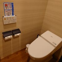 部屋トイレはリモコン式ウォシュレット。
