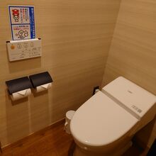 部屋トイレはリモコン式ウォシュレット。