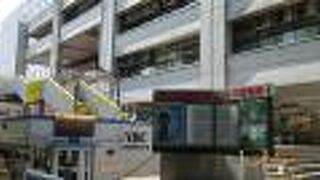 日本に進出した外資系企業の第１号の「英一番館」の跡地に建てられています。