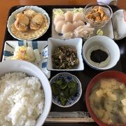 新鮮なウニとホタテが食べられる