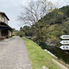 源流館と遊歩道