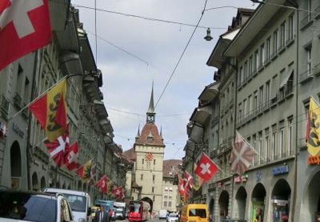 ベルン旧市街の西の門の西側に続く通りでパイプ吹きの噴水がある