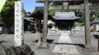 石造り鳥居は風格あり静かで落ちつきます。