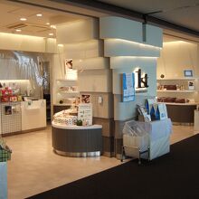 １５番ゲートと１６番ゲートの間にあります