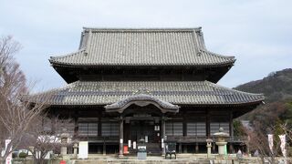 聖武天皇勅願のお寺で、菅原道真公がお姿を写して描かれた井戸もあります。