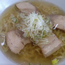 日本海藻塩ラーメン。透明に近い透き通ったスープ