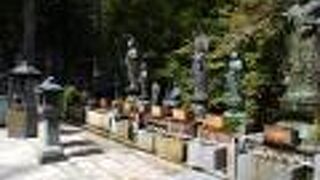 「御廟橋」のたもと