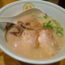 駅の立ち食いそばのような感覚で食べる豚骨ラーメン