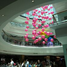 モール中央のフードコートエリア