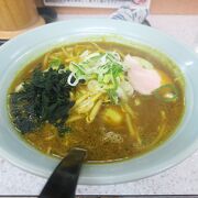 カレーラーメンはカレー味だが食感はしっかりラーメン