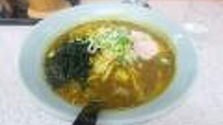 カレーラーメンはカレー味だが食感はしっかりラーメン