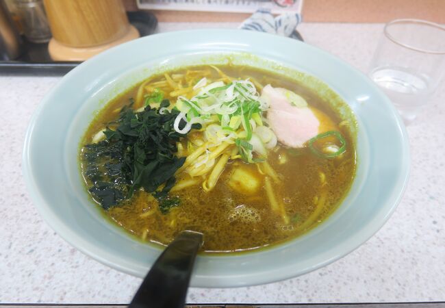 カレーラーメンはカレー味だが食感はしっかりラーメン