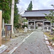 屋根の修復中