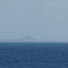 伊江島のタッチューが微かに見える