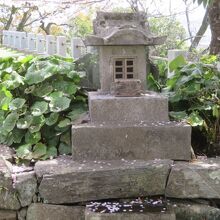 小さな祠があります