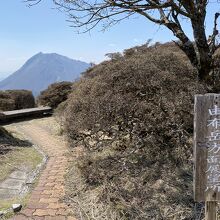 山頂の少し手前の由布岳方面展望所から由布岳