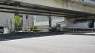 係留中の屋形船が見られます